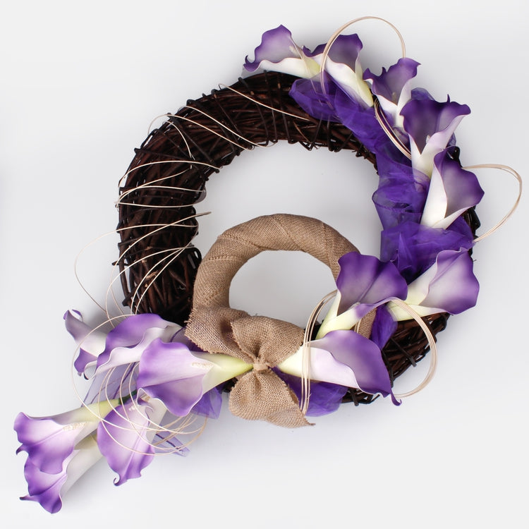 Kukka-asetelma kallalla Valkoinen/violetti - Hautajaiset - Tekokukat.fi