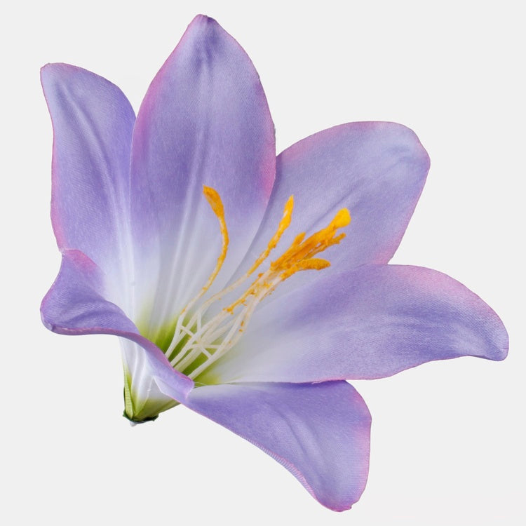 Satiini lilja Lila/kerma vaaleanpunaisella reunalla - Tekokukat.fi