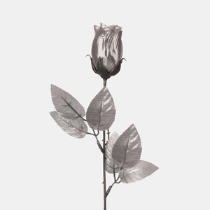 Hopeaa ja harmaata muovia