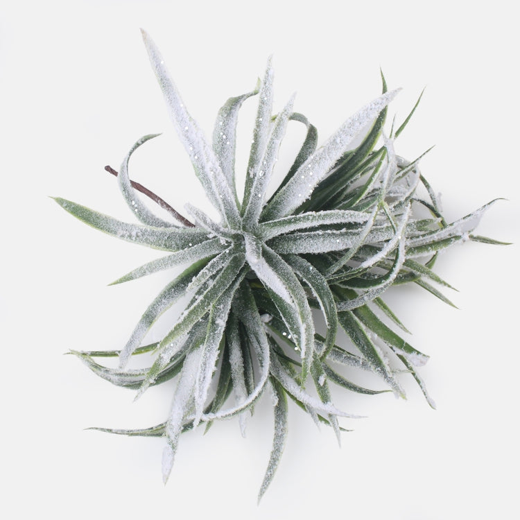 Lumen peittämä ruoho huipulla pakkasvihreä - Tekokukat.fi