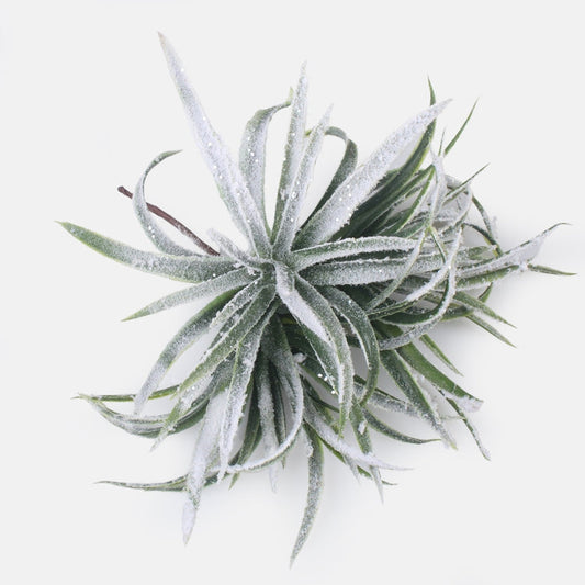 Lumen peittämä ruoho huipulla pakkasvihreä - Tekokukat.fi